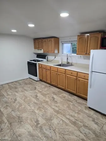 $1,900 | 18 Donna Drive, Unit 2, Wood-Ridge, NJ 07075