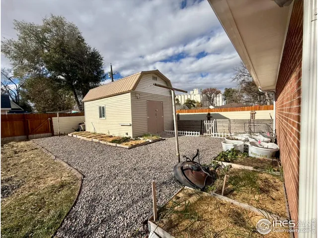 a view of backyard of the house