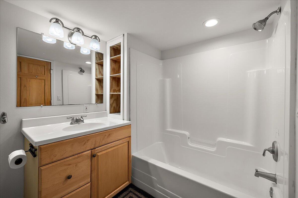 3455 Yarney Road Waterford, MI 48329 - Photo 46 of 64 Bathroom 3