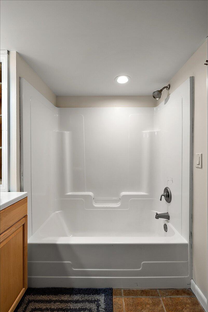 3455 Yarney Road Waterford, MI 48329 - Photo 47 of 64 Bathroom 3