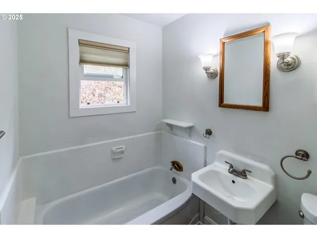 $389,000 | 1830 Northwest Goetz Street, Roseburg, OR 97471