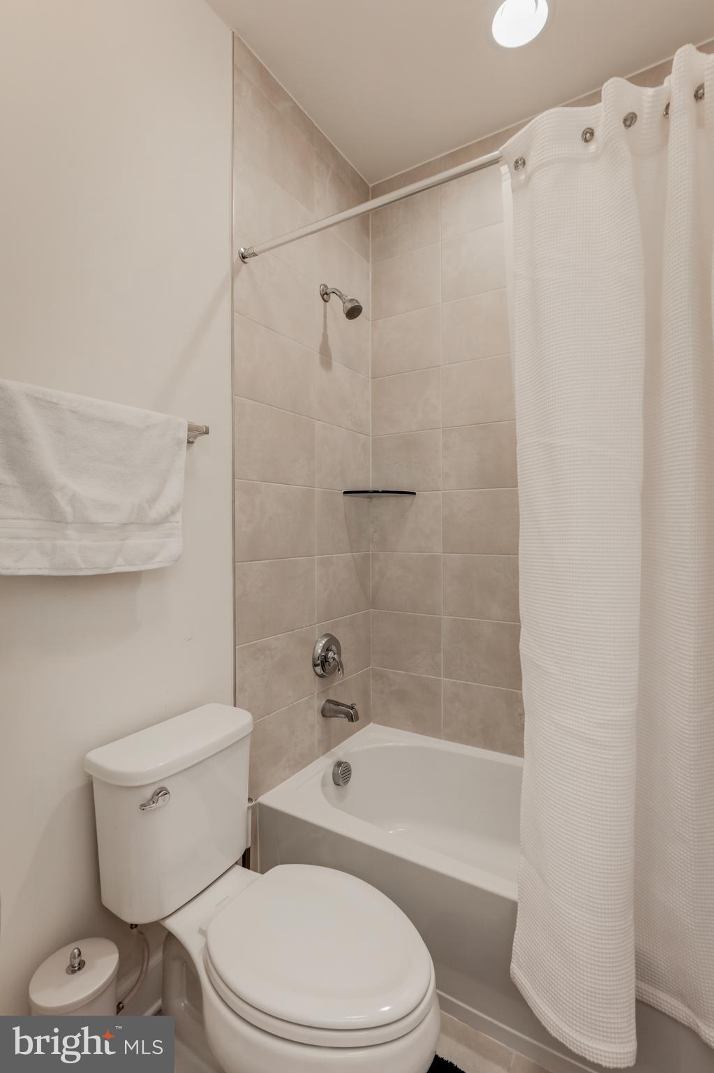 42307 Impervious Terrace Brambleton, VA 20148 - Photo 37 of 54 private bathing in hall bath