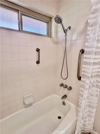 view of utility room with washer and dryer