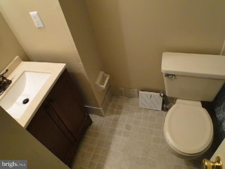 3589 Dows Road Philadelphia, PA 19154 - Photo 23 of 25 Half Bath