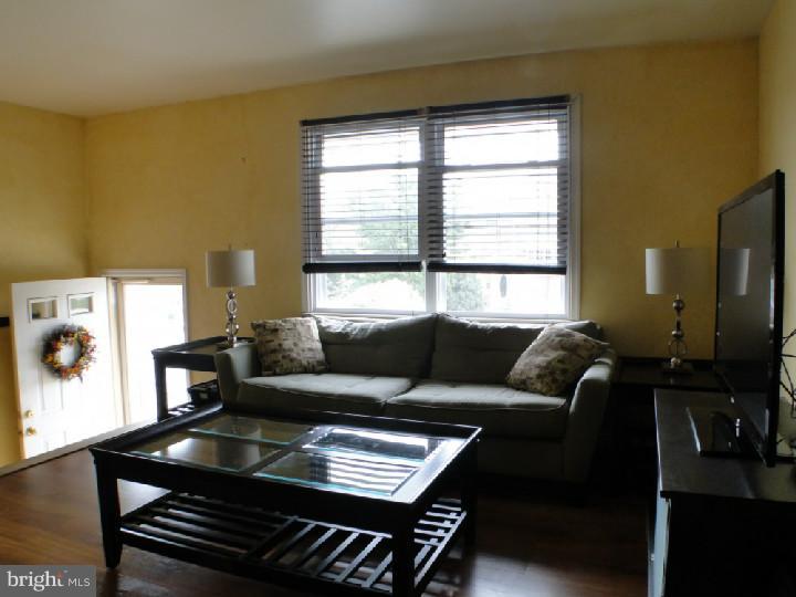 3589 Dows Road Philadelphia, PA 19154 - Photo 7 of 25 Living Room