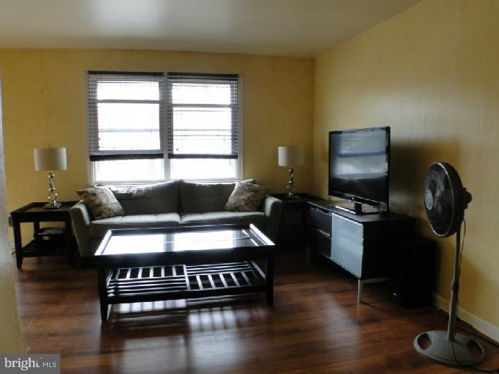 3589 Dows Road Philadelphia, PA 19154 - Photo 8 of 25 Living Room