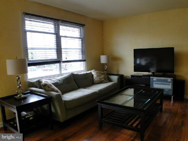 3589 Dows Road Philadelphia, PA 19154 - Photo 9 of 25 Living Room