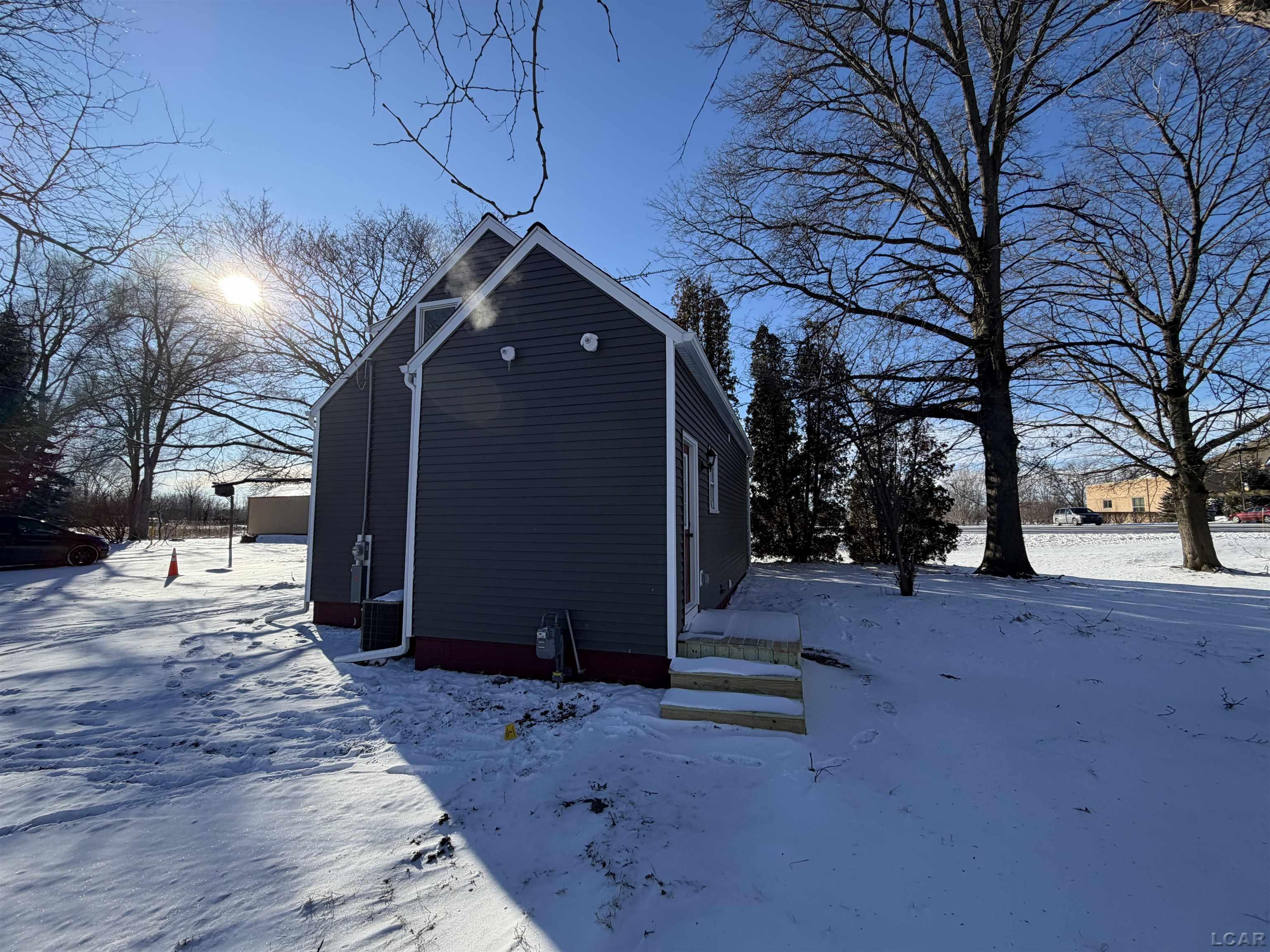 1084 Loren Road Adrian, MI 49221 - Photo 2 of 18 50197658-c017814e-be0a-4cdf-a53e-6a708f834503.JPG