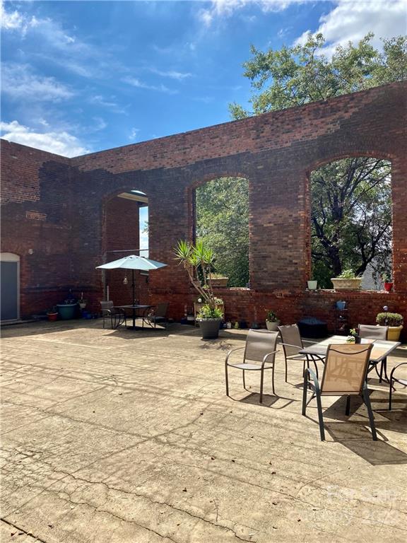 201 South Hoskins Road, Unit 326 Charlotte, NC 28208 - Photo 15 of 18 a view of a backyard with furniture