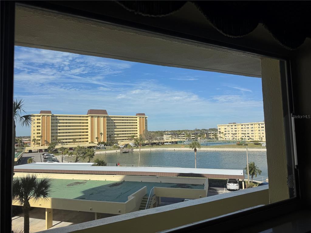 4775 Cove Circle, Unit 403 St. Petersburg, FL 33708 - Photo 10 of 42 a view of a living room and window