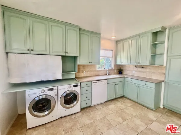 $4,700 | West 83rd Street, Los Angeles, CA 90045