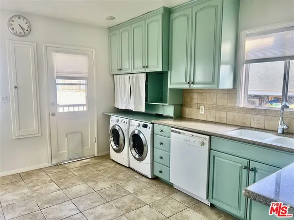 $4,700 | West 83rd Street, Los Angeles, CA 90045