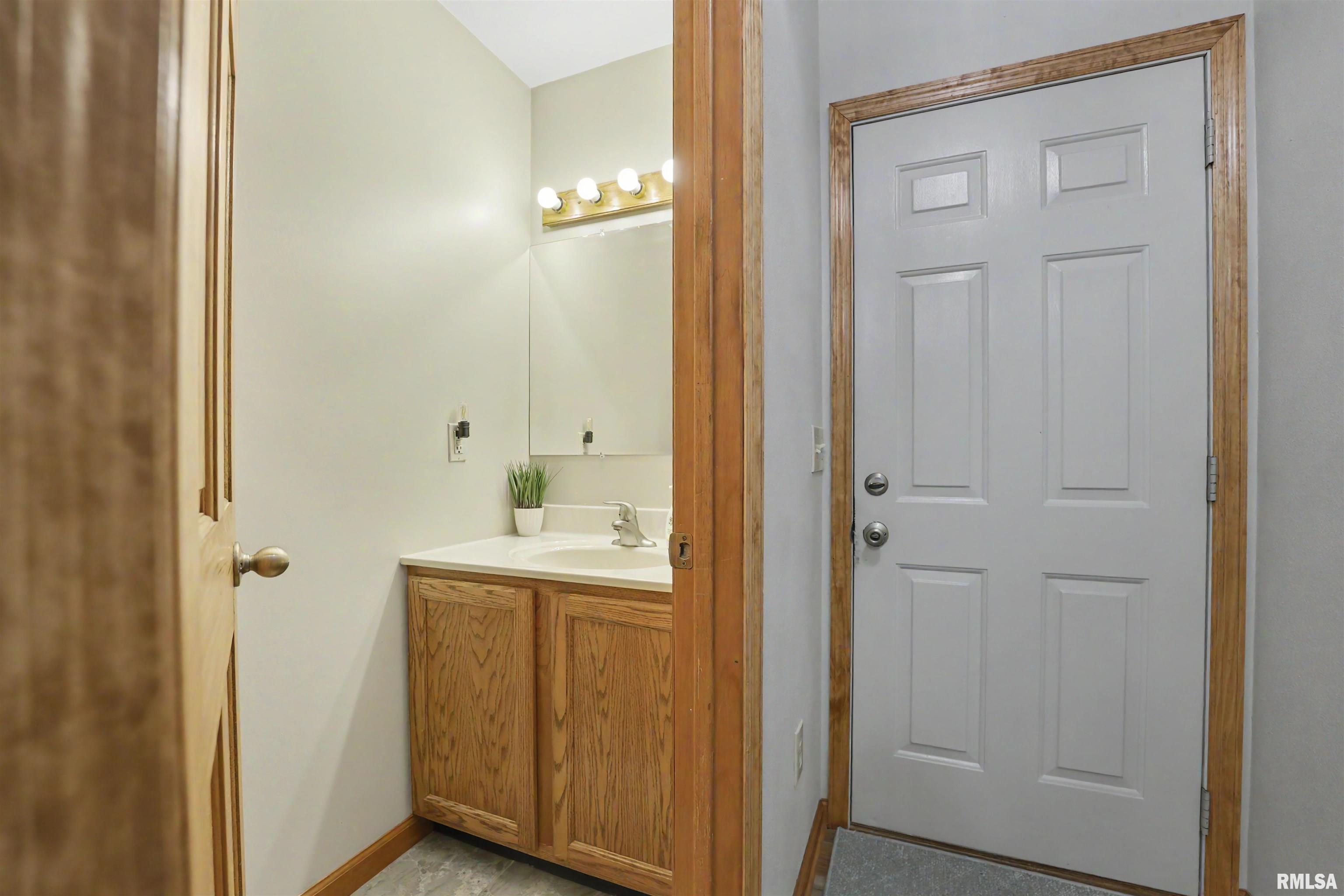213 Woodlawn Road Lincoln, IL 62656 - Photo 9 of 36