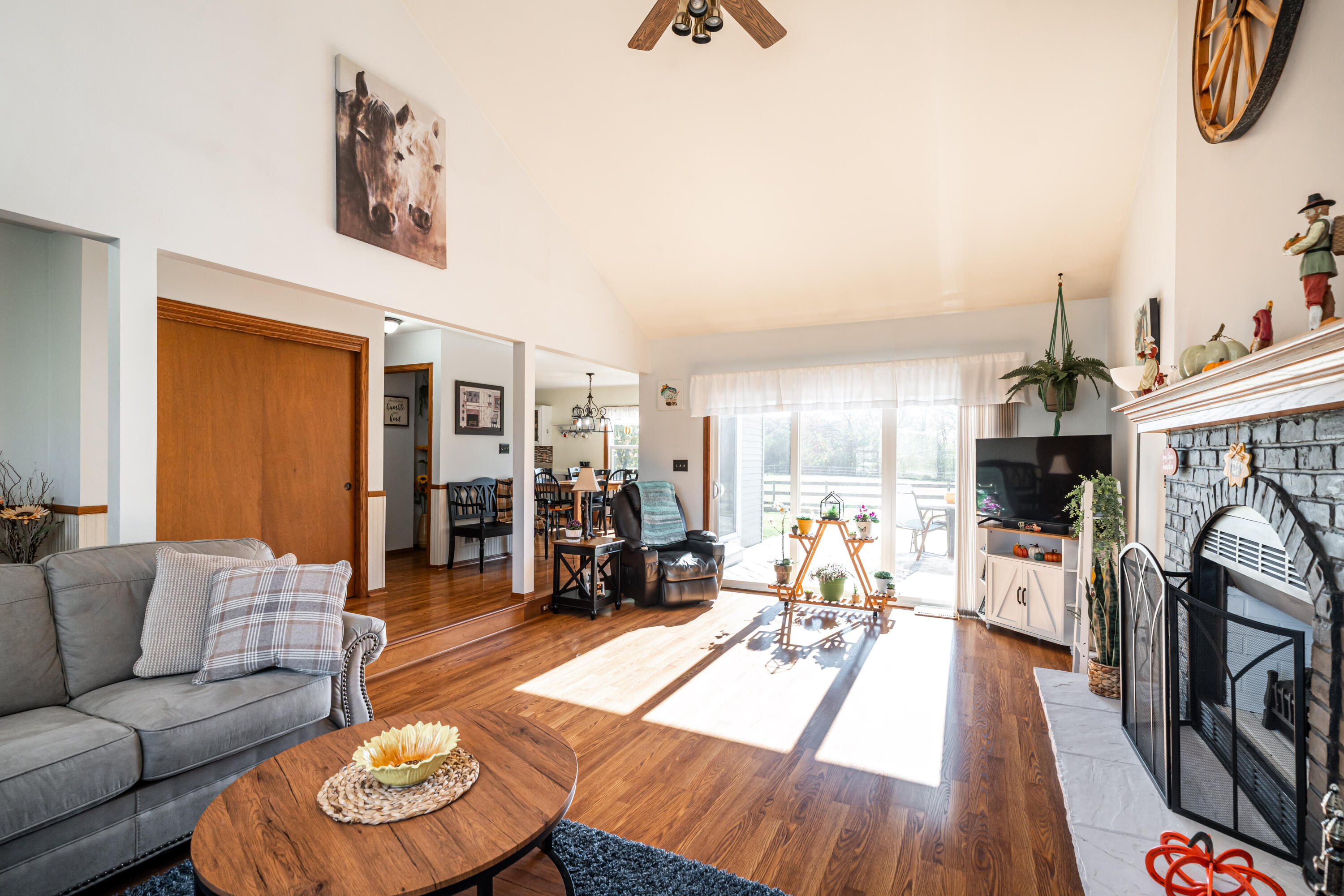 S102-w32709 County Road East Mukwonago, WI 53149 - Photo 20 of 44 Living Room