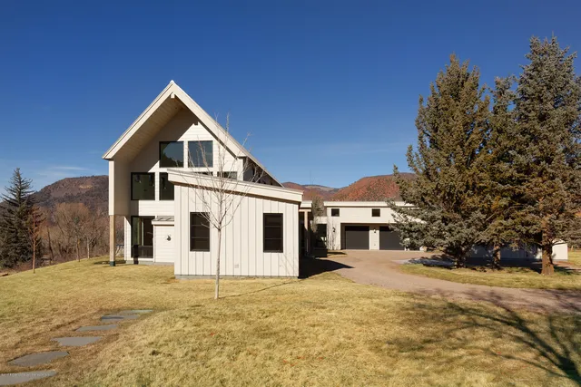 a view of a yard in front of house