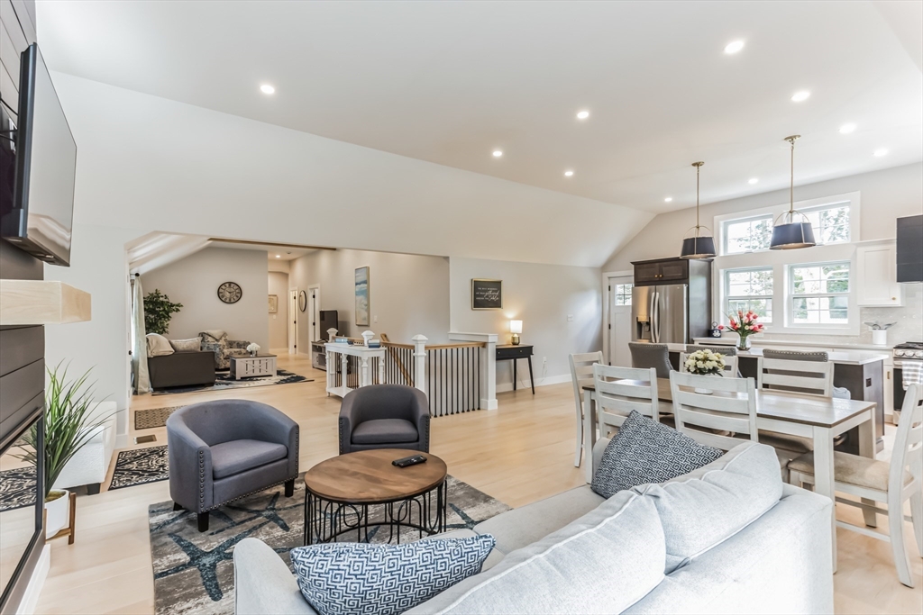 194 Hinckley Road Barnstable, MA 02601 - Photo 4 of 32