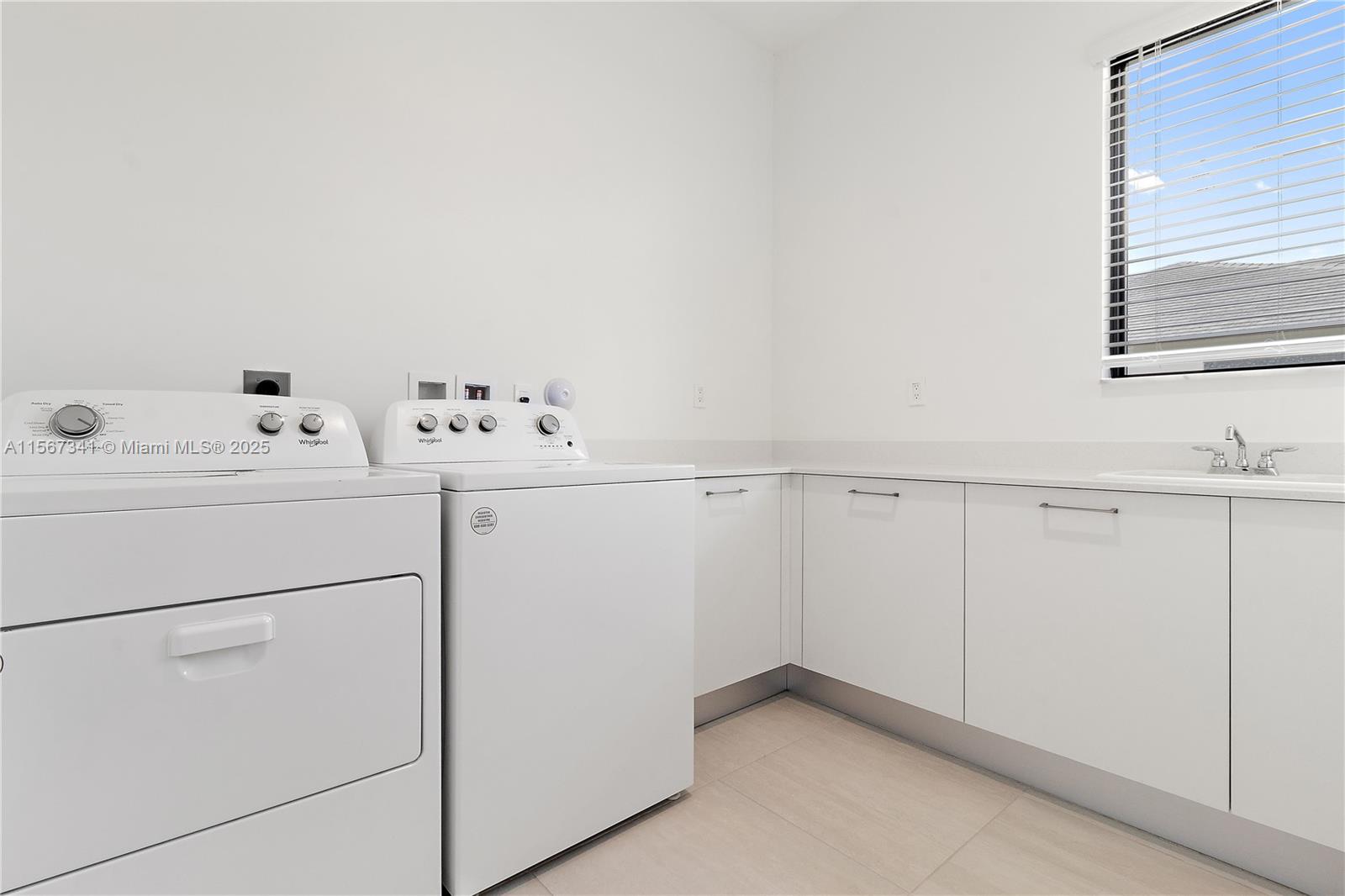 2391 Southwest 123rd Terrace Davie, FL 33325 - Photo 14 of 27 Full Laundry