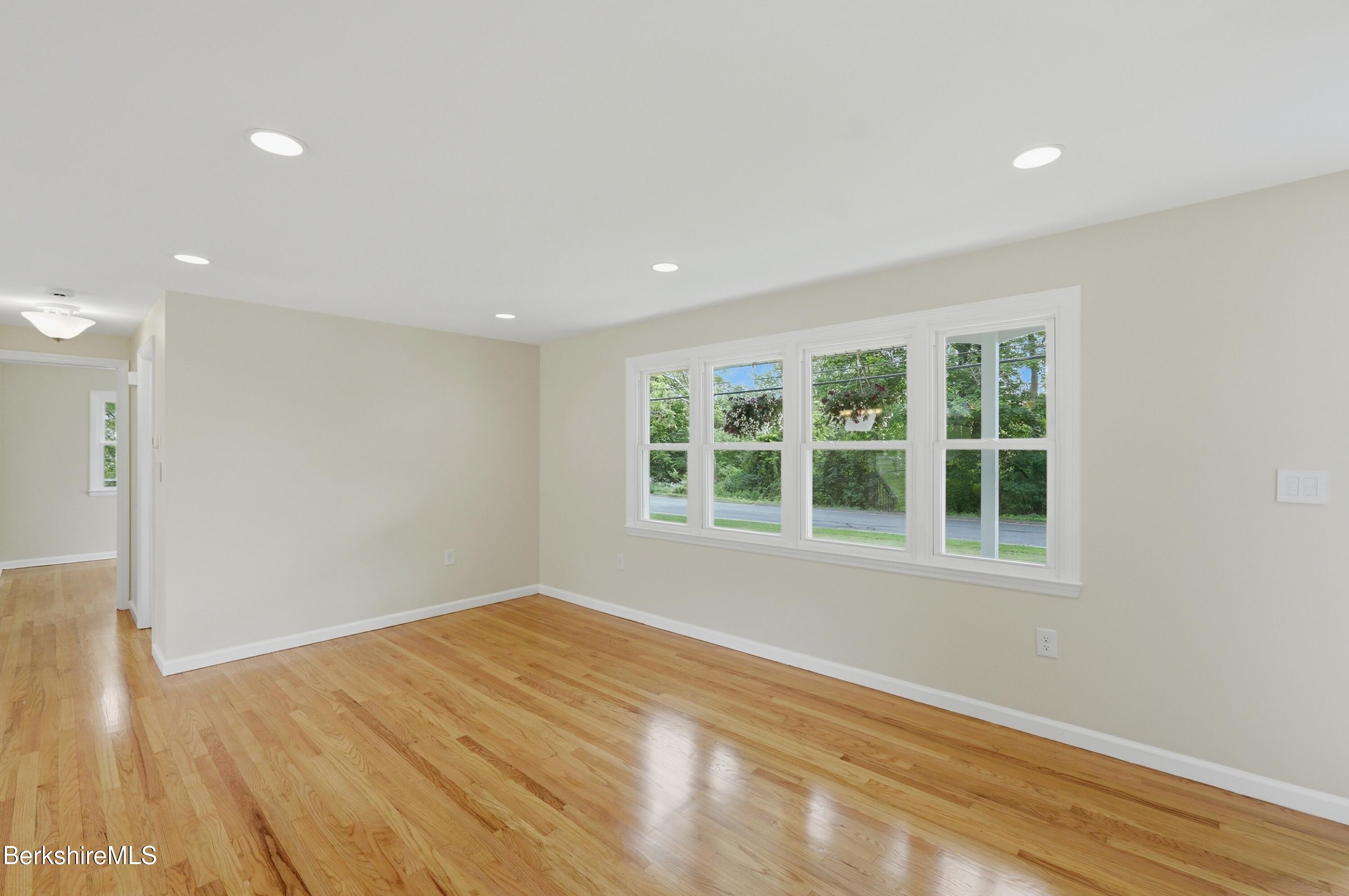 184 Melbourne Road Pittsfield, MA 01201 - Photo 16 of 36 Living Room