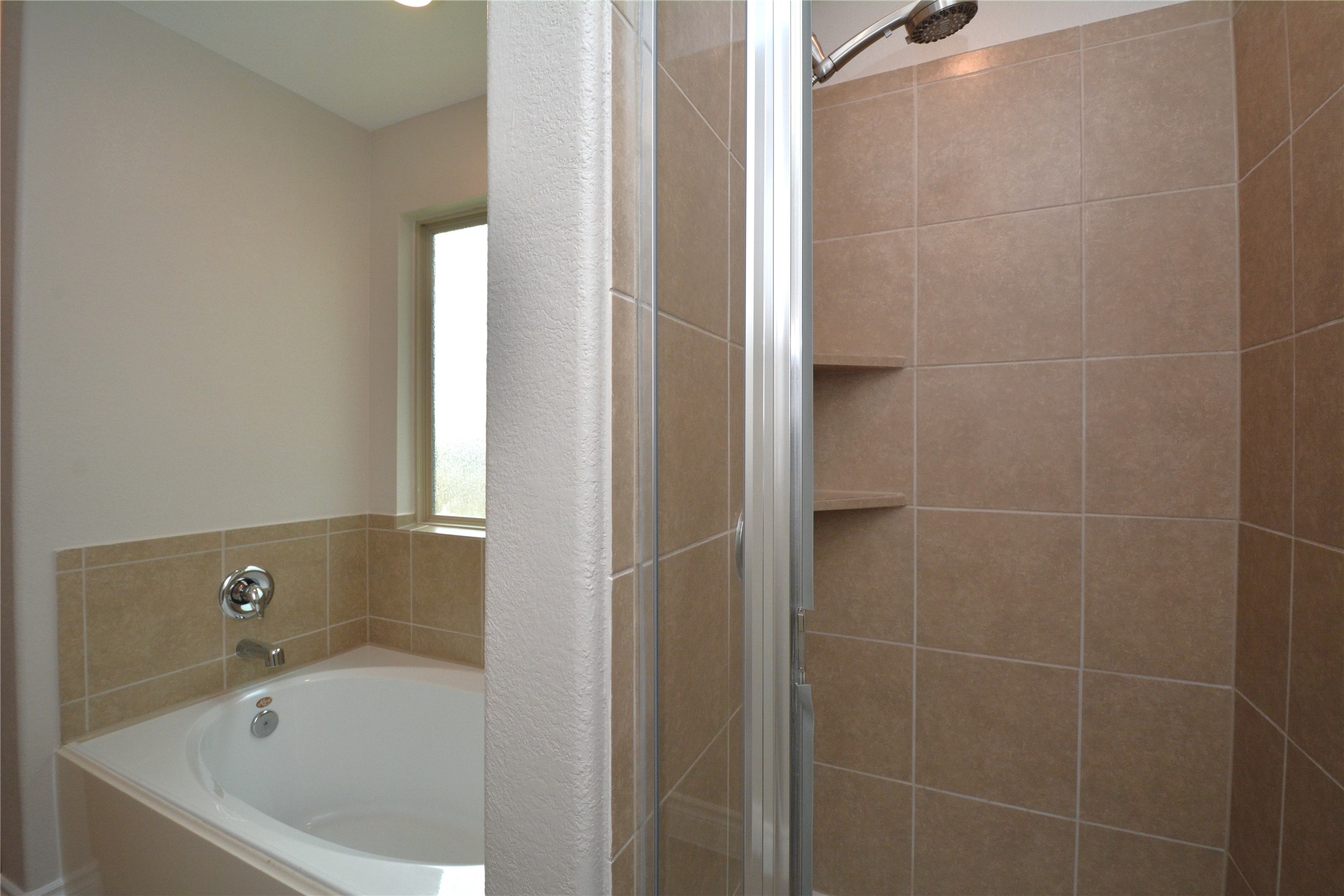 3901 Colorado High Avenue Austin, TX 78744 - Photo 19 of 39 a bathroom with a bathtub