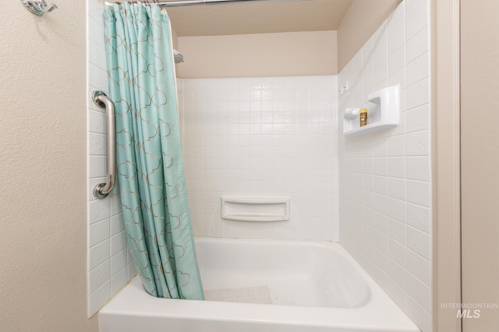 885 Airport Road Vale, OR 97918 - Photo 18 of 36 Bathroom with shower / bath combo with shower curtain