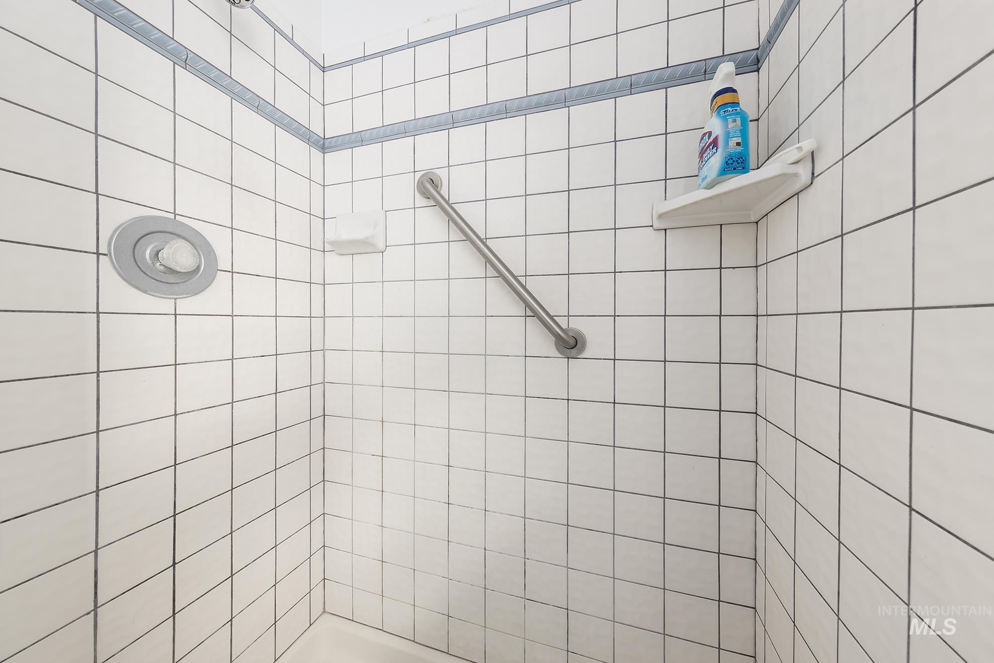 885 Airport Road Vale, OR 97918 - Photo 22 of 36 Full bath featuring tiled shower