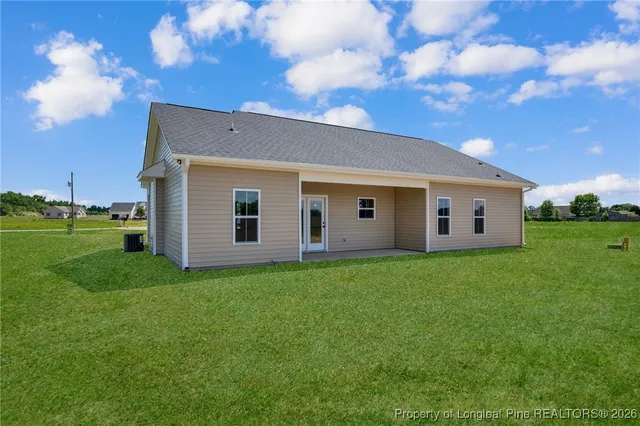 a view of a house with backyard