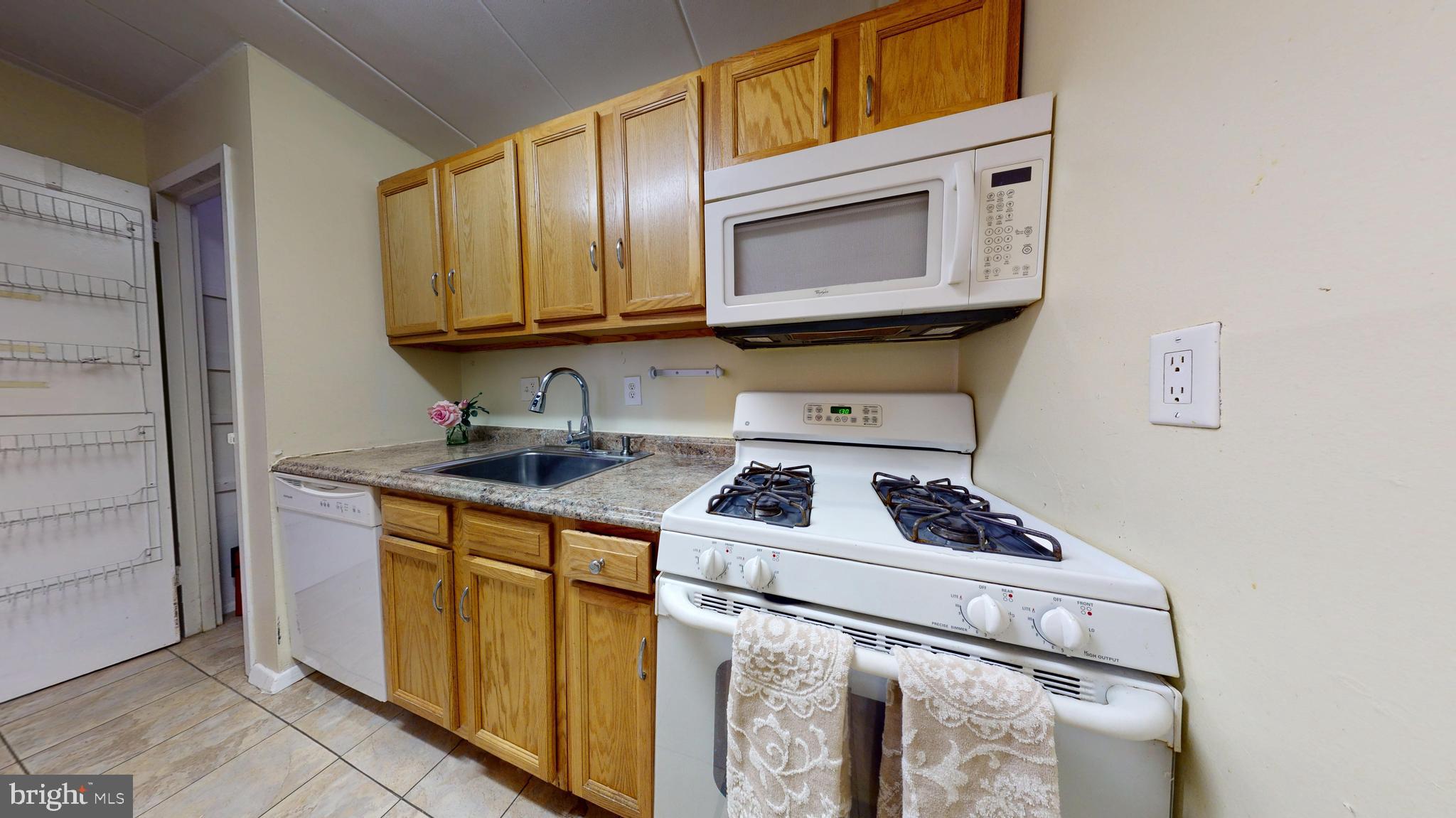 2605 Redcoat Drive, Unit 252 Alexandria, VA 22303 - Photo 8 of 26 a kitchen with a stove and a microwave