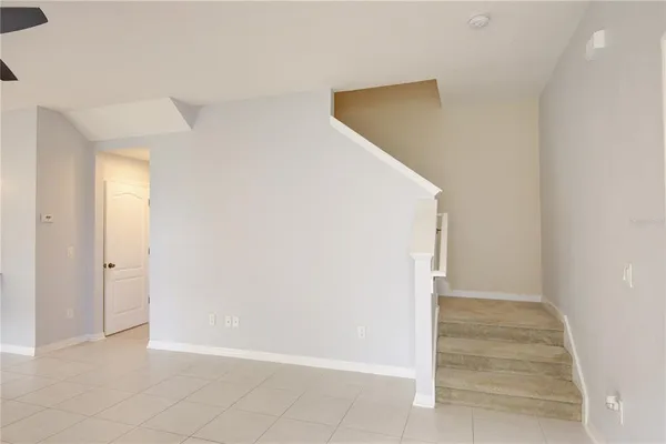 a view of entryway and kitchen