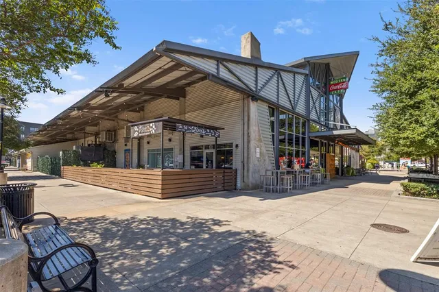 a group of cars parked in front of a building