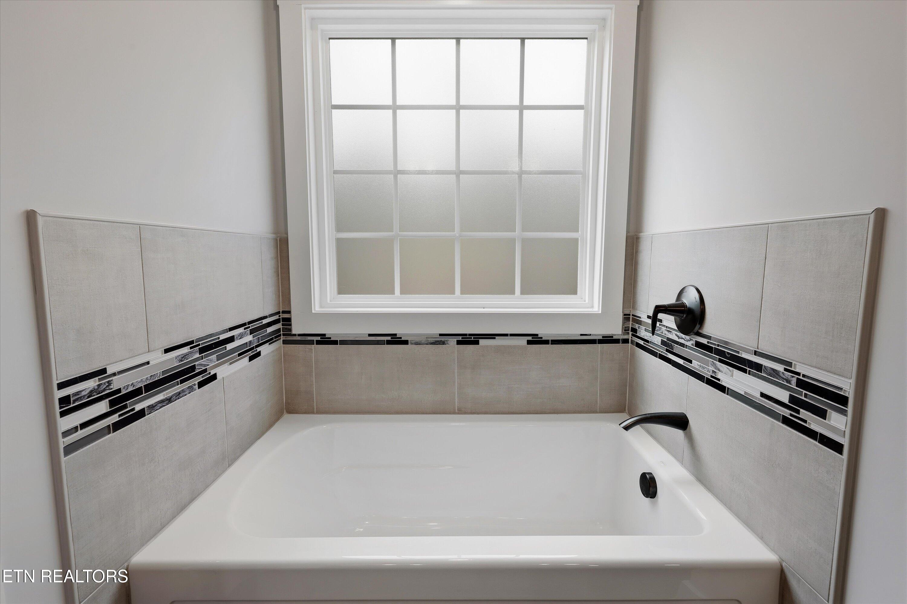 9332 Arlington Ridge Way Powell, TN 37849 - Photo 32 of 47 PRIMARY BATH