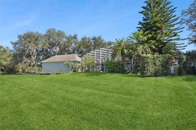 a view of a house with backyard and garden