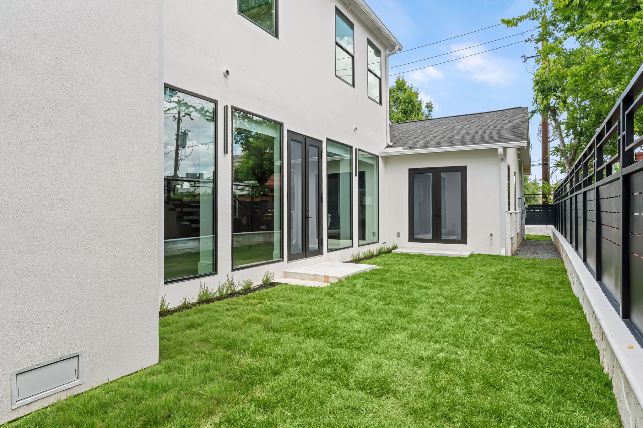 4814 Locust Street Bellaire, TX 77401 - Photo 41 of 42 Courtyard