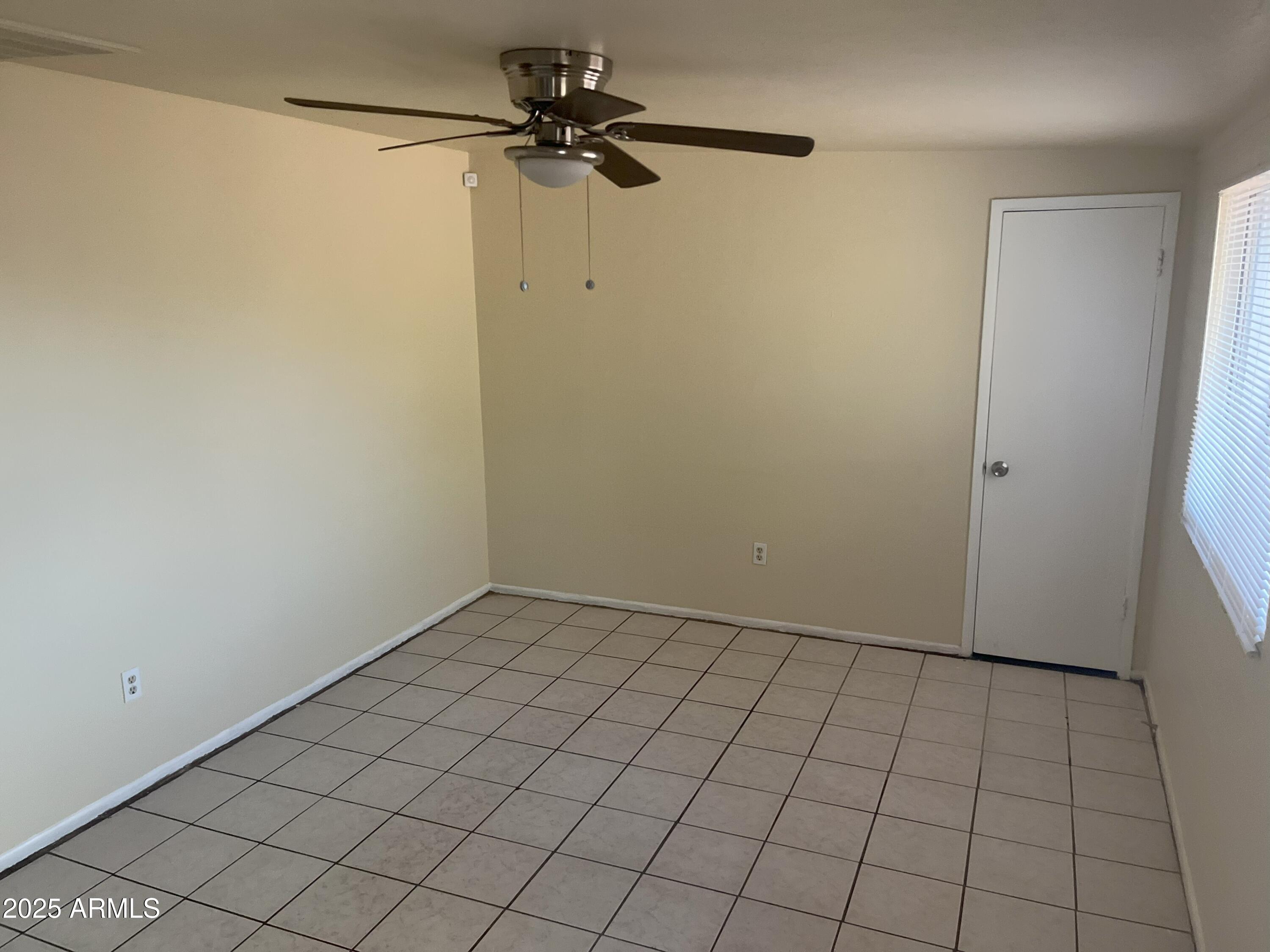 3841 North 63rd Drive Phoenix, AZ 85033 - Photo 4 of 9 3841 N 63rd 5