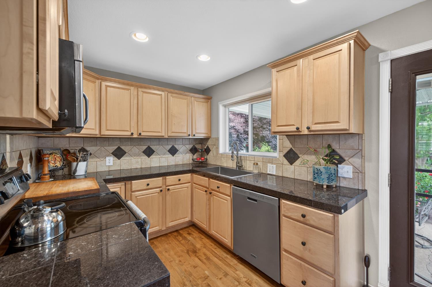 3832 Henderson Way Carmichael, CA 95608 - Photo 4 of 28