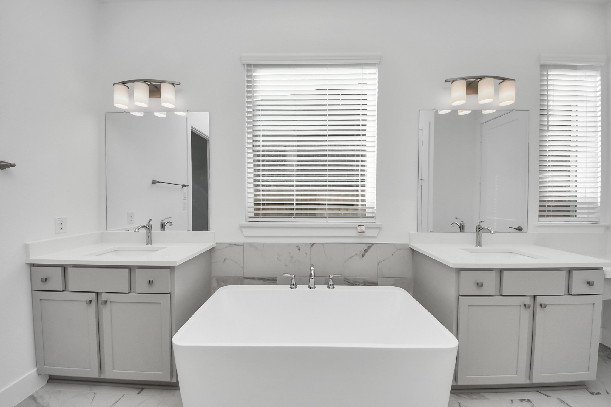 9507 Chateau Hill Manvel, TX 77578 - Photo 13 of 32 a bathroom with a bathtub and a sink