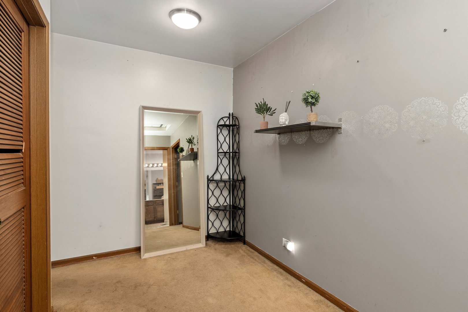 709 Meadows Boulevard Addison, IL 60101 - Photo 11 of 22 a view of an entryway