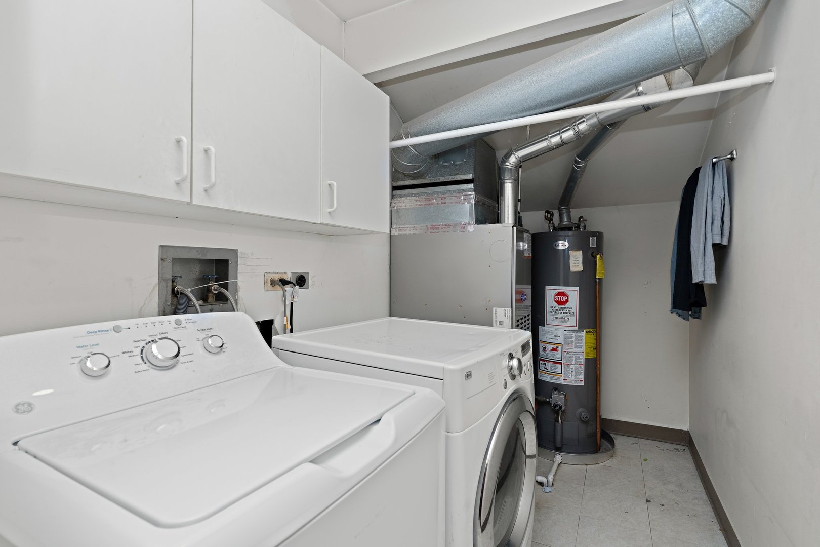 709 Meadows Boulevard Addison, IL 60101 - Photo 16 of 22 a utility room with dryer and washer