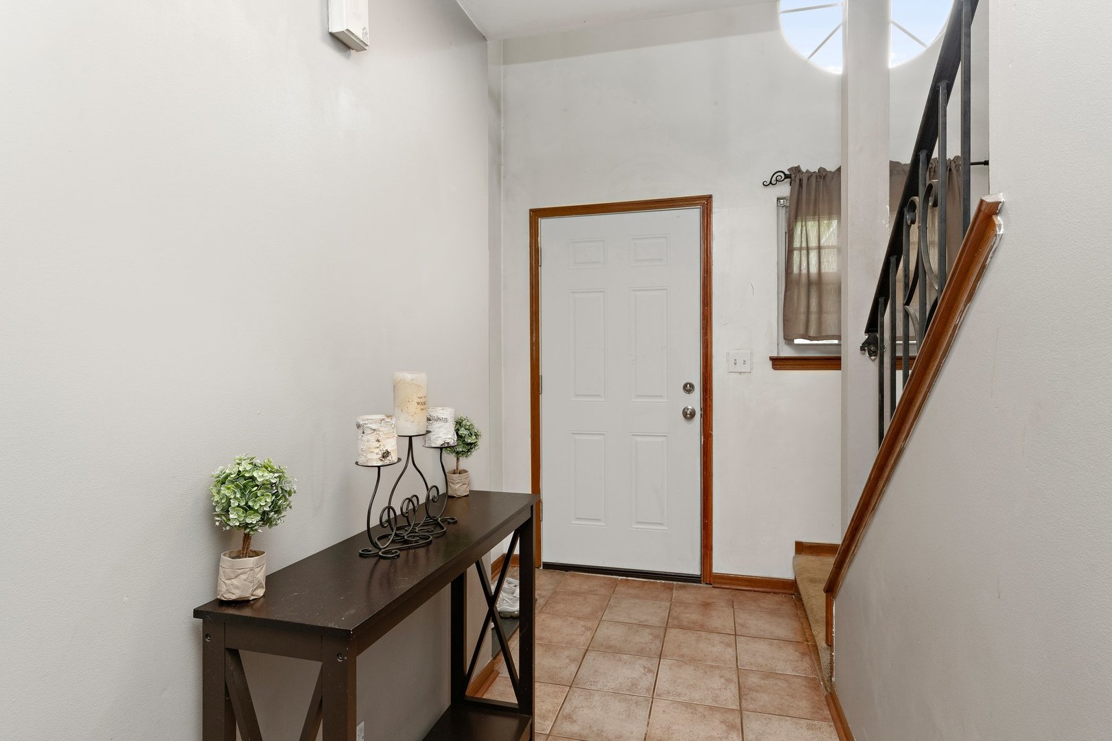 709 Meadows Boulevard Addison, IL 60101 - Photo 3 of 22 a view of entryway with livingroom