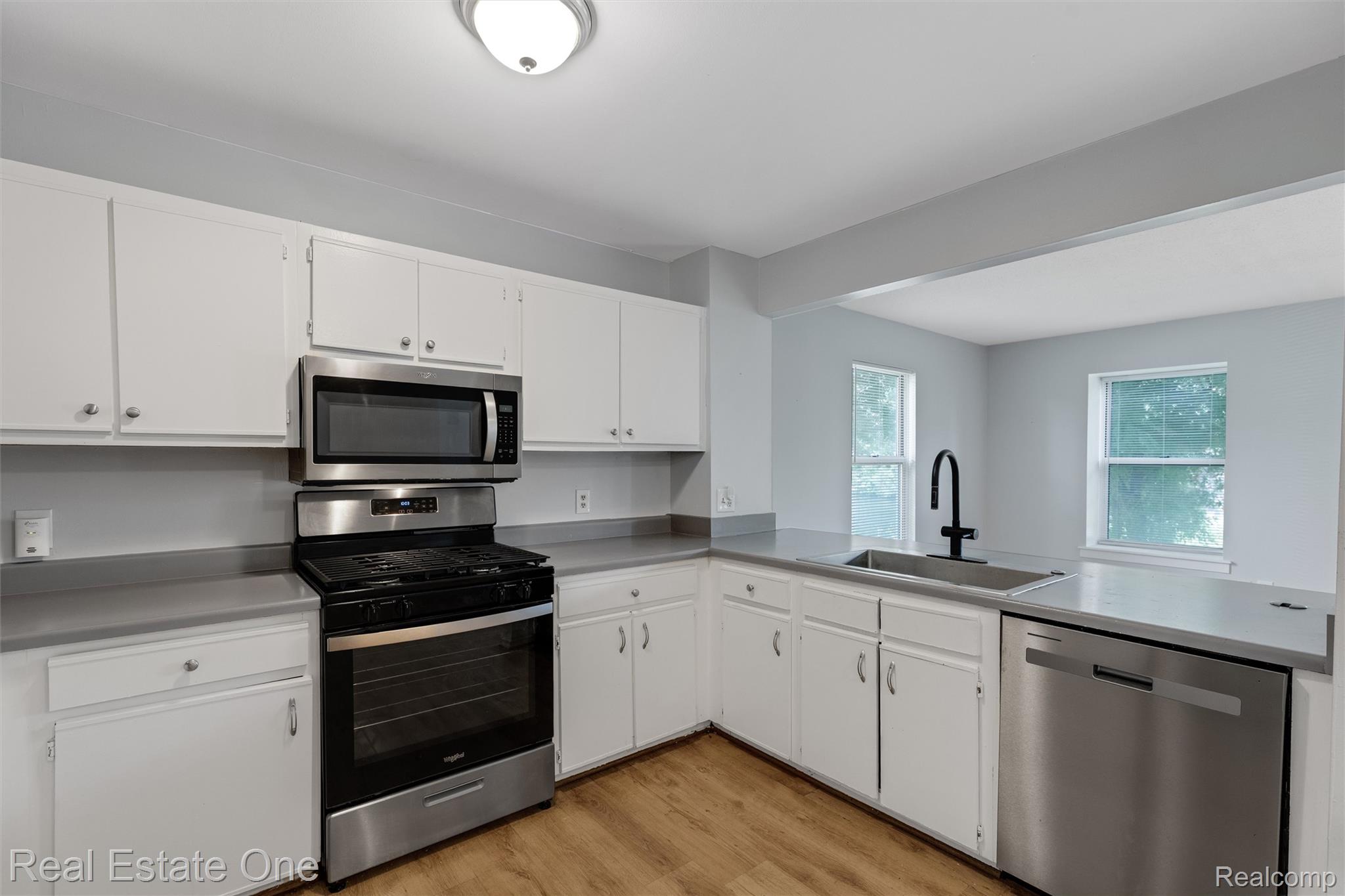 1361 Lochaven Road Waterford, MI 48327 - Photo 7 of 20 Kitchen 1.jpg
