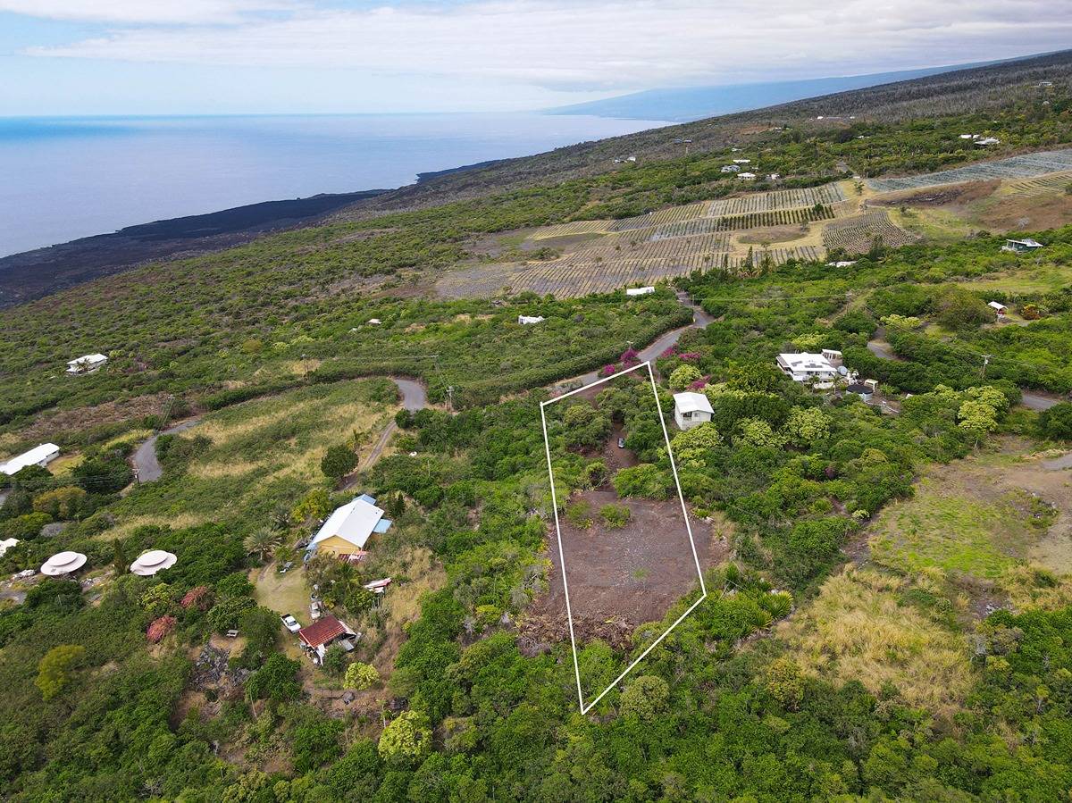 19 Milolii Road, Unit 19 Captain Cook, HI 96704 - Photo 4 of 18 a view of a city with an ocean