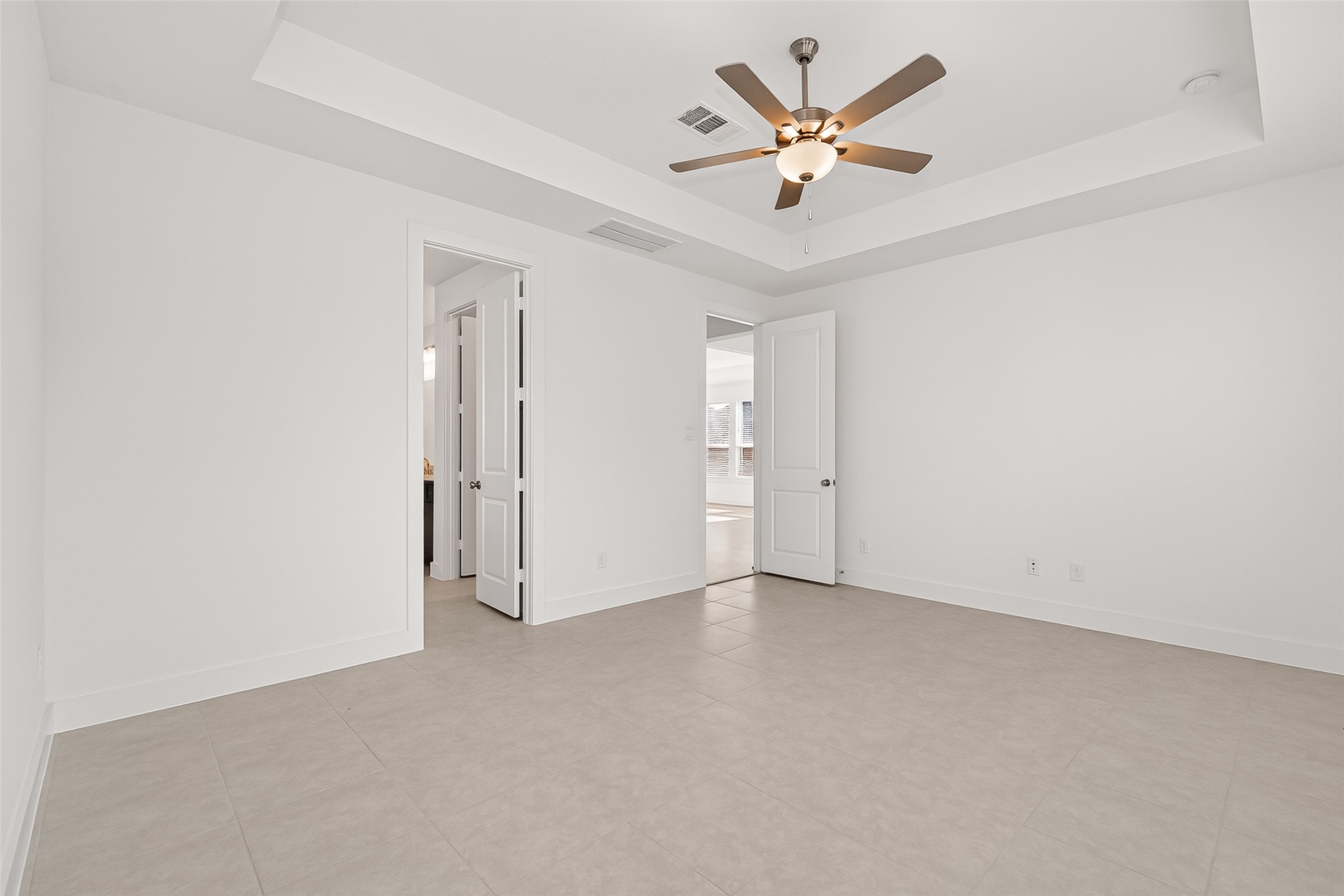 4916 Northern Wds Drive Spring, TX 77386 - Photo 35 of 44 an empty room with closet and a ceiling fan