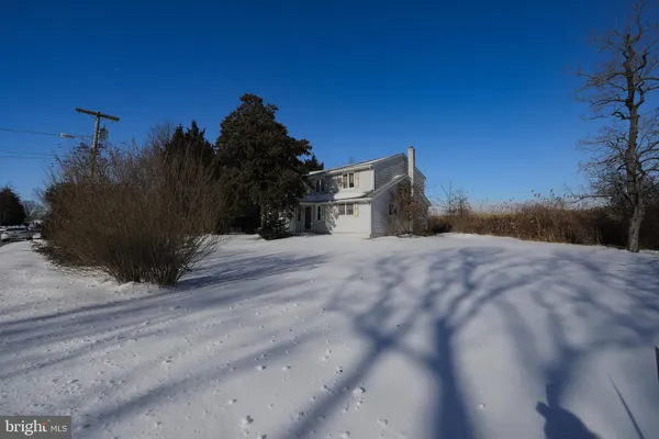 a view of roof with a yard
