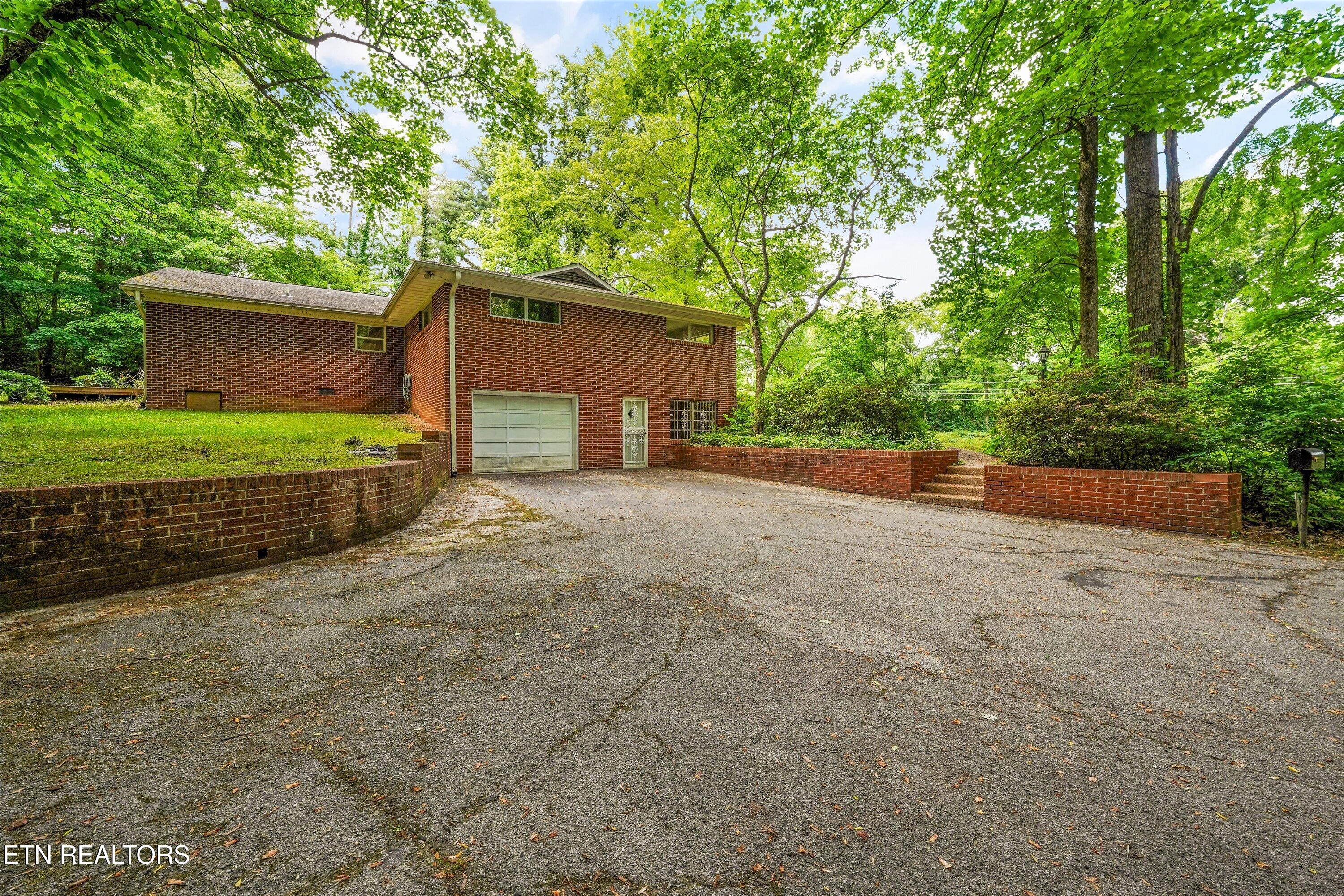 4725 Sullivan Road Knoxville, TN 37921 - Photo 5 of 44 Extra large driveway