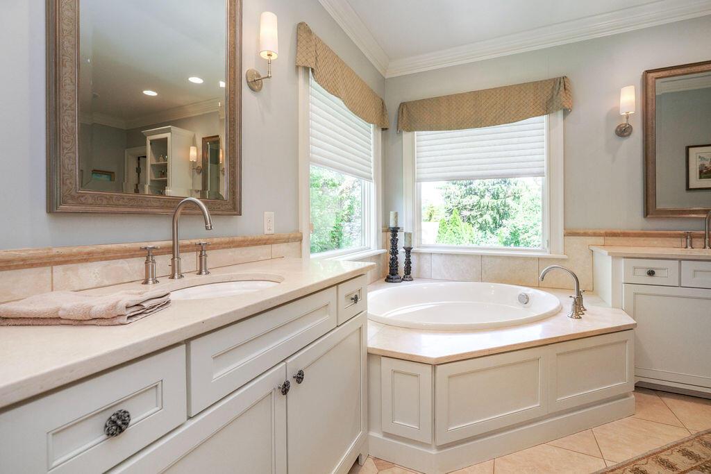 2462 Lane Road Columbus, OH 43220 - Photo 29 of 80 Primary Suite Full Bathroom