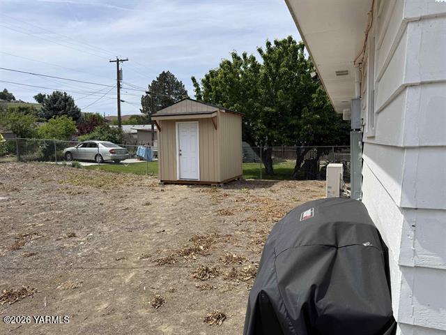 815 Ellen Avenue Prosser, WA 99350 - Photo 5 of 16 a view of a house with a yard