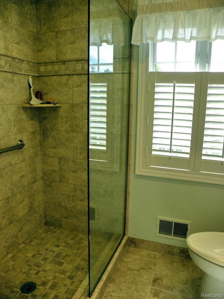 3120 Kilburn Road West Rochester, MI 48306 - Photo 17 of 31 Master Bath