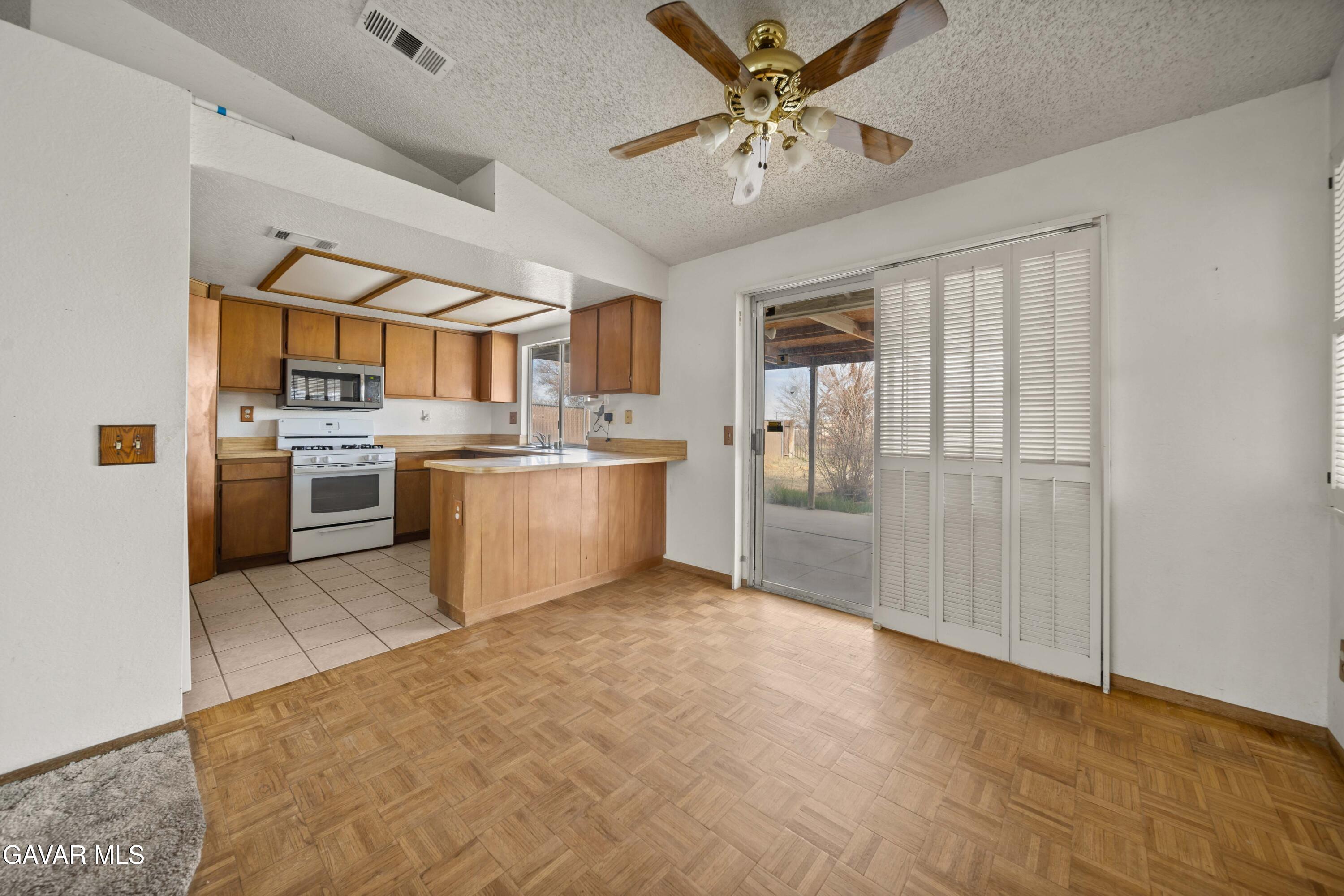 11061 East Ave R 6 Littlerock, CA 93543 - Photo 9 of 31 11061 E Avenue R6 Littlerock-9