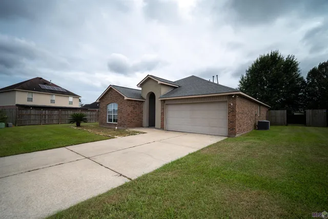 $240,000 | 40441 Fitzgerald Drive, Darrow, LA 70725