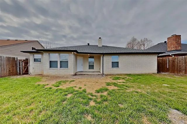 $2,100 | 708 Creekview Drive, Burleson, TX 76028