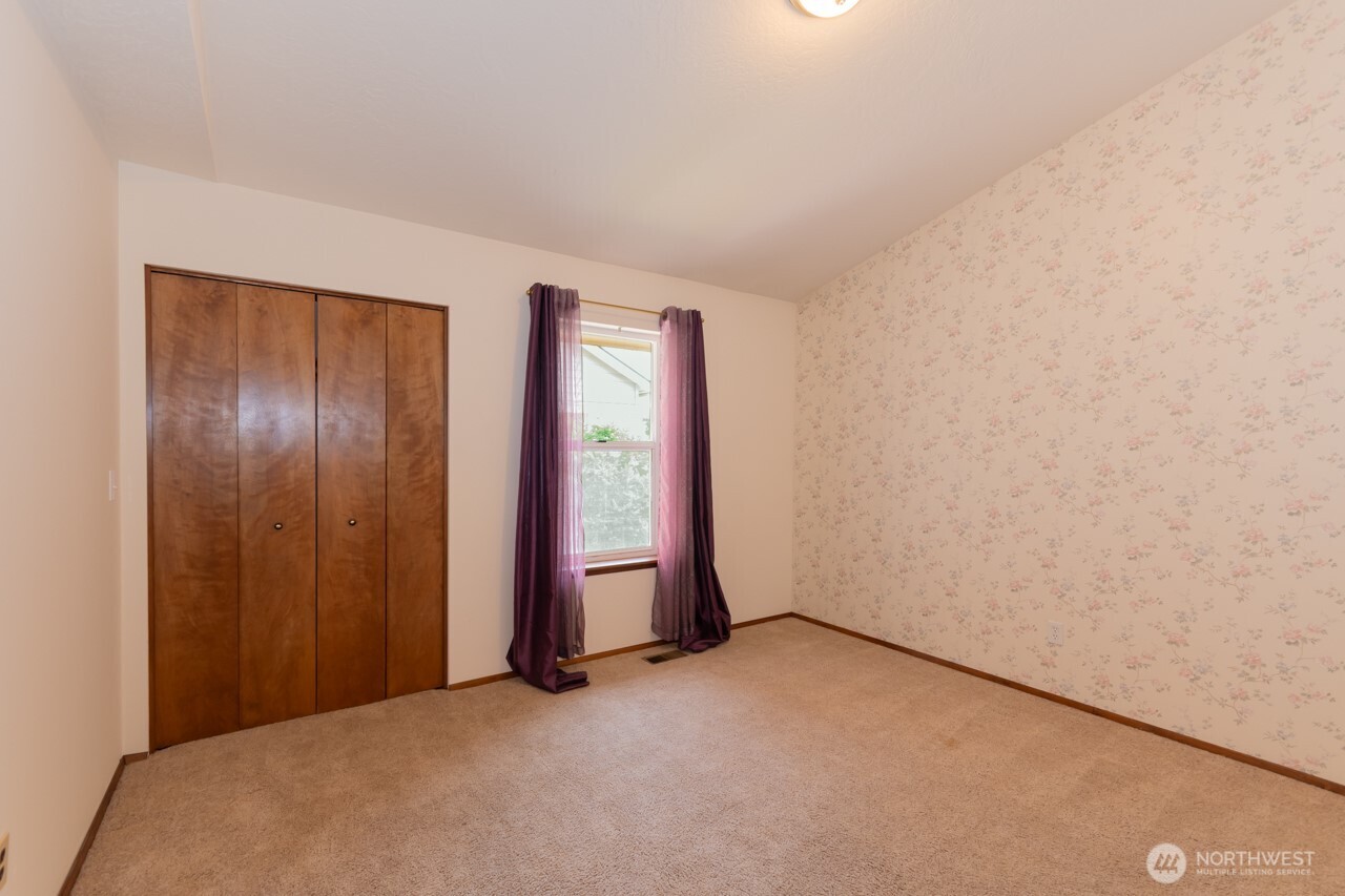 861 East Spruce Street Sequim, WA 98382 - Photo 23 of 39 an empty room with windows